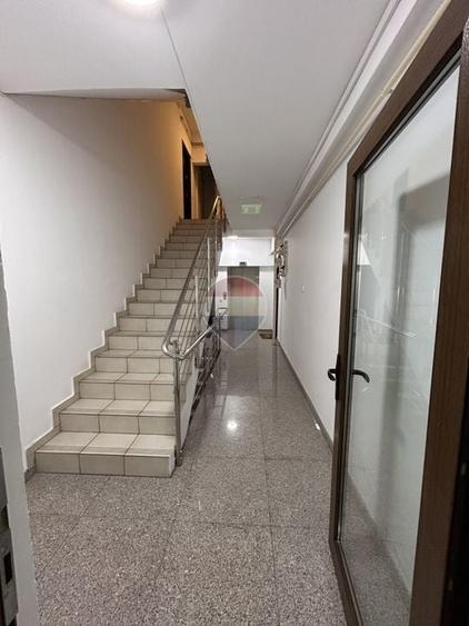 Apartament cu 6 camere decomandat în Sisești