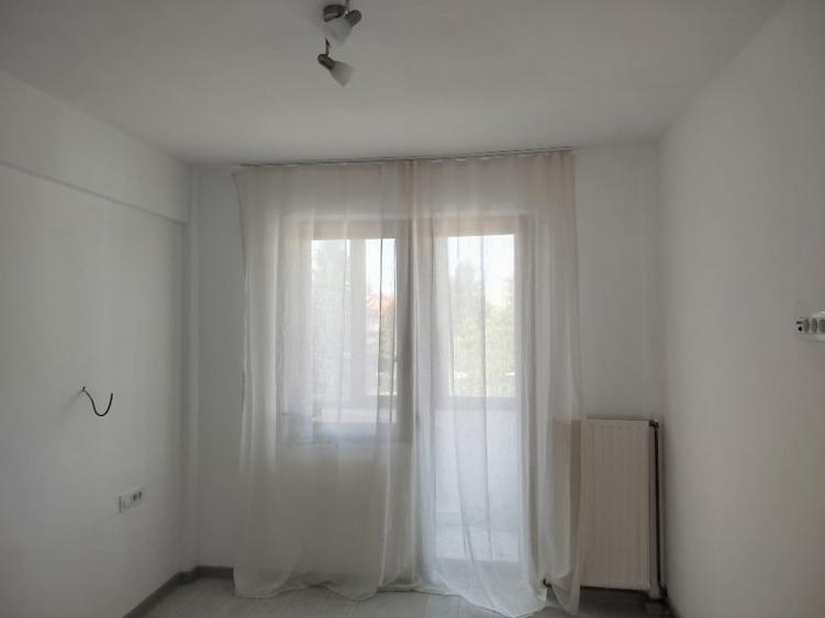Apartament cu 3 camere decomandat, mobilat în Tractorul