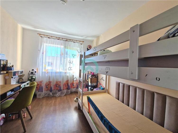 Apartament cu 3 camere decomandat în Tractorul