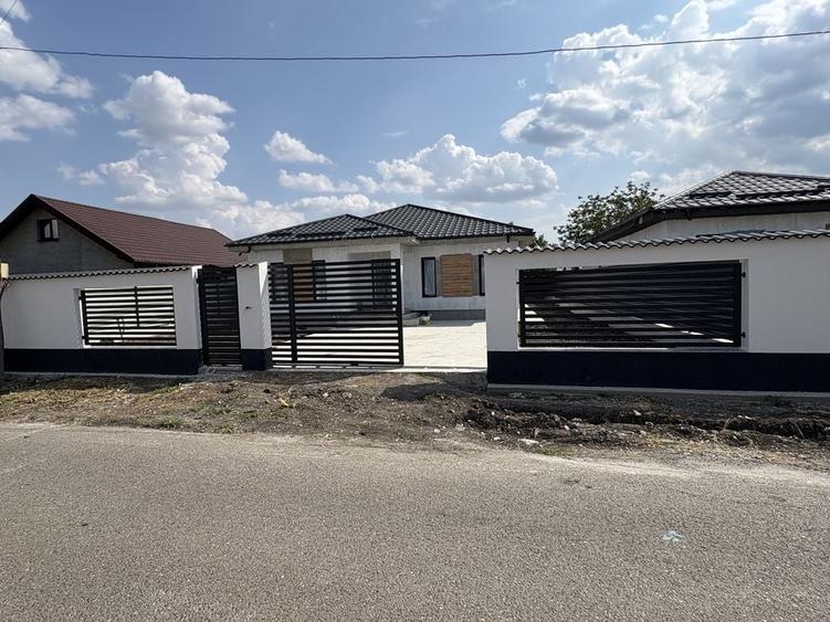 Casă cu 4 camere cu Teren 444 Mp în Golești