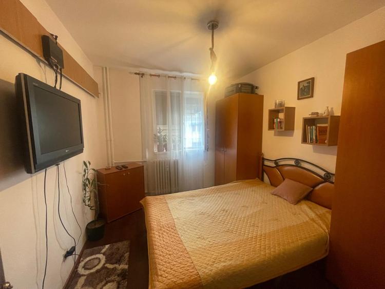 Apartament cu 3 camere semidecomandat, mobilat în Valea Rosie