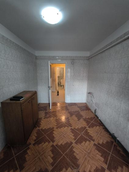 Apartament cu 3 camere decomandat în Pripor