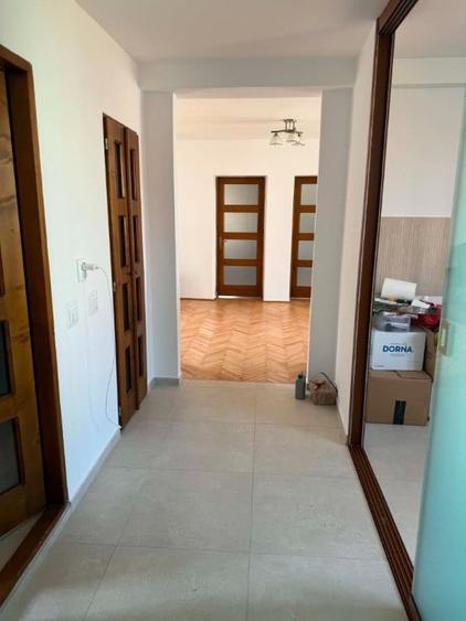 Apartament cu 3 camere semidecomandat în Andrei Mureșanu