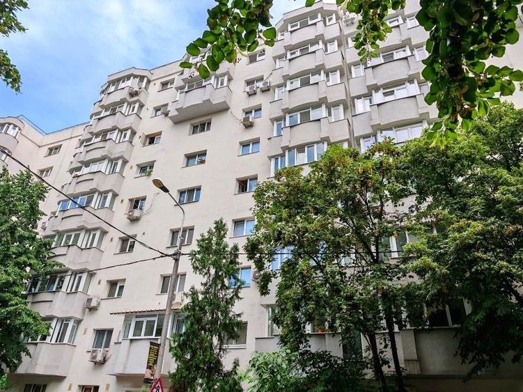 Apartament cu 4 camere decomandat în P-ța Muncii