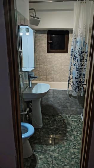 Apartament cu 4 camere decomandat în Micro 5