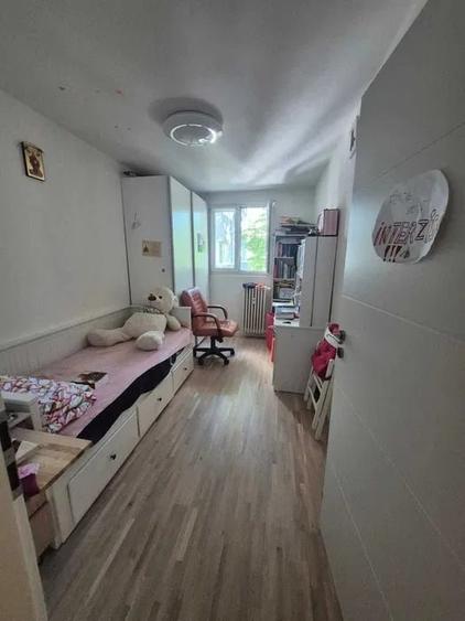 Apartament cu 4 camere semidecomandat, mobilat în Titan