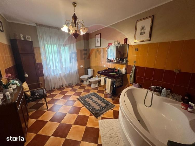 Casă cu 4 camere cu Teren 983 Mp în Garoafa