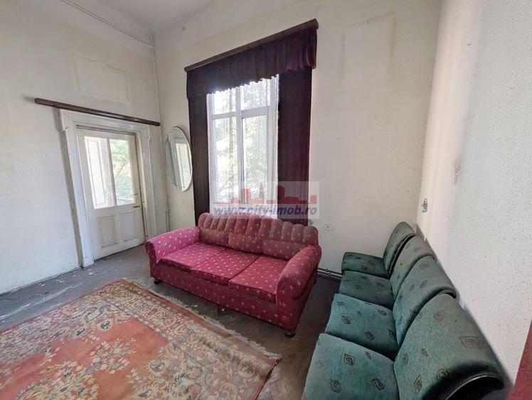 Apartament cu 3 camere semidecomandat în Victoriei