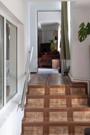 Casă individuală cu 7 camere cu Teren 607 Mp în Nord-Est