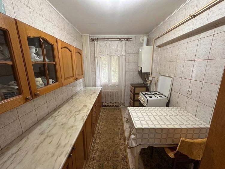 Apartament cu 3 camere decomandat, mobilat în Sud