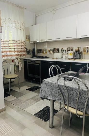 Apartament cu 3 camere decomandat în Libertatea