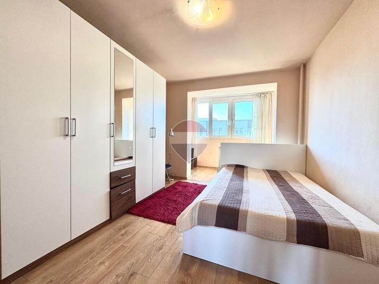 Apartament cu 3 camere semidecomandat, mobilat în Central