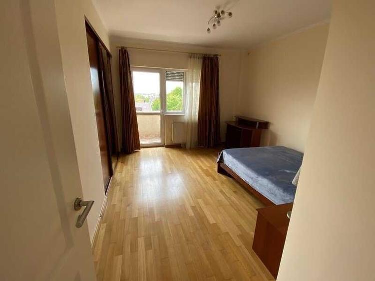 Apartament cu 4 camere decomandat în Odăile