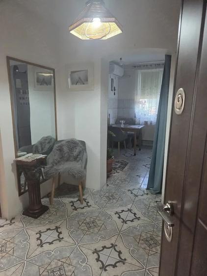Apartament cu 3 camere semidecomandat în Central