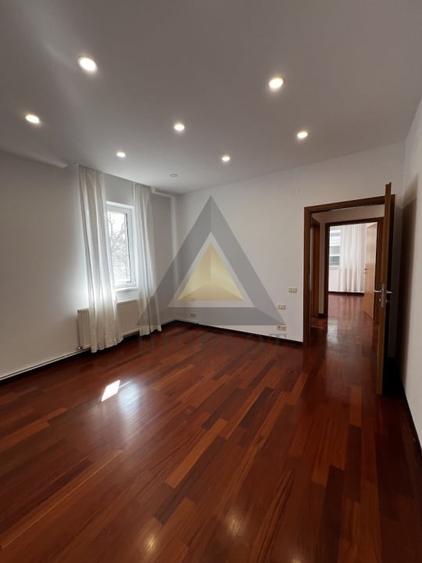 Apartament cu 4 camere decomandat în Primăverii