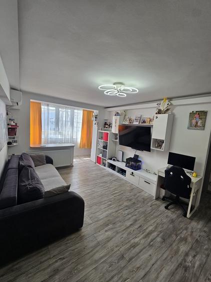 Apartament cu 2 camere semidecomandat în Olteniței