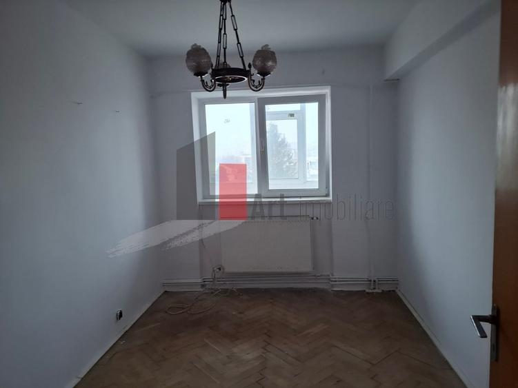 Apartament cu 4 camere decomandat în Central