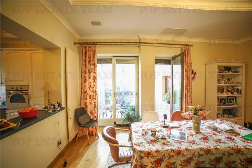 Casă individuală cu 20 camere cu Canalizare în Central
