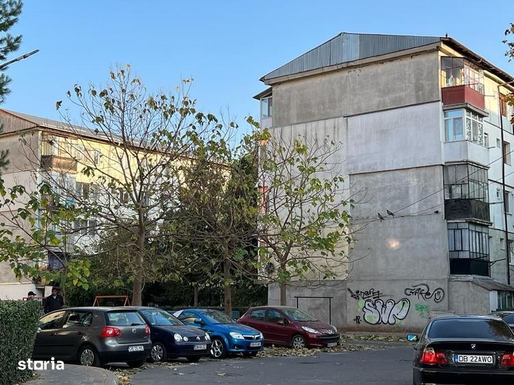 Apartament cu 3 camere semidecomandat în Micro 5