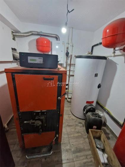 Casă cu 12 camere cu Teren 1000 Mp în Români
