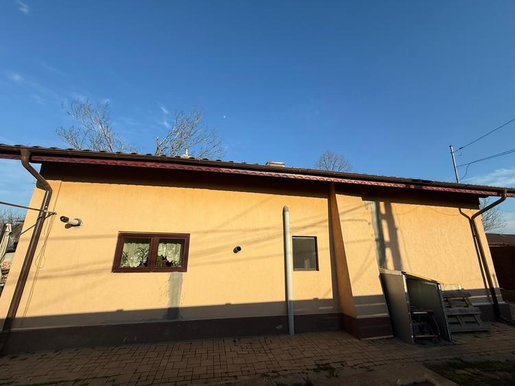 Casă individuală cu 6 camere cu Teren 1359 Mp în Glina
