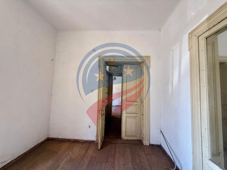 Casă individuală cu 7 camere cu Canalizare în Ultracentral