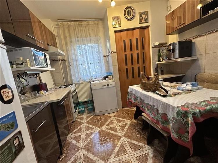 Apartament cu 3 camere decomandat, mobilat în Aradului