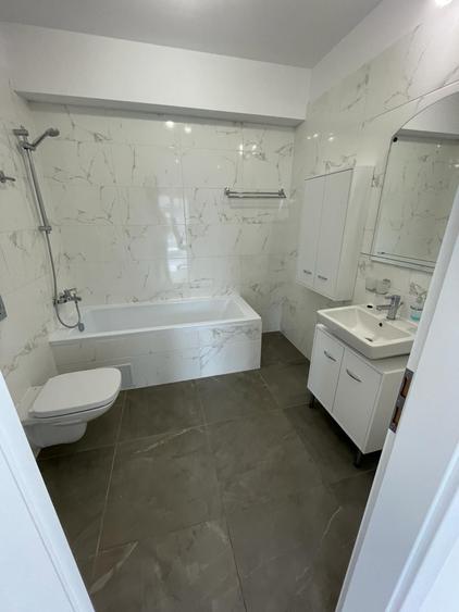 Apartament cu 3 camere decomandat în Lacul Tei