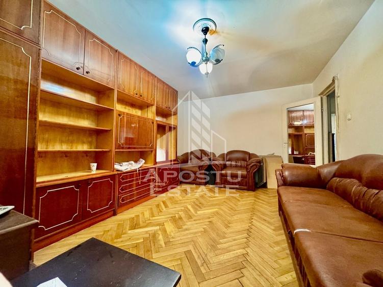 Apartament cu 4 camere decomandat, mobilat în Dâmbovița