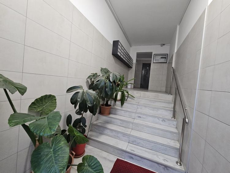 Apartament cu 3 camere semidecomandat în Văcăresti