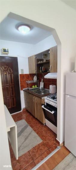 Garsonieră decomandată în Girocului