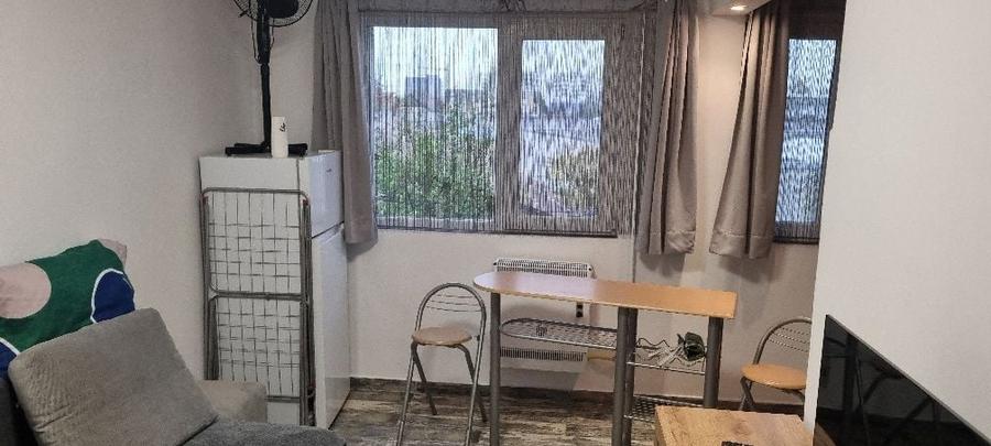 Garsonieră decomandată în Vest