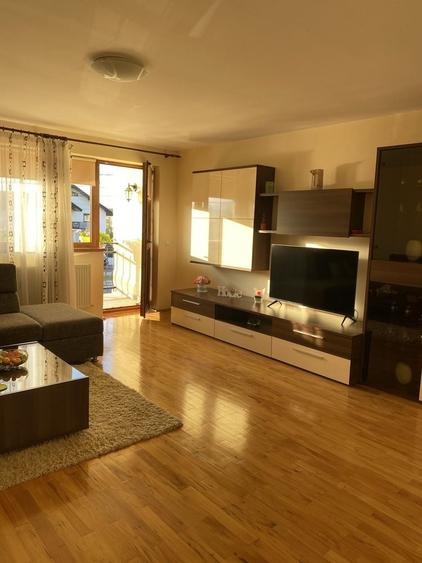 Apartament cu 3 camere decomandat în Petrești