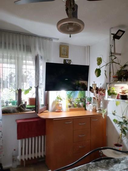 Apartament cu 3 camere semidecomandat în Berceni
