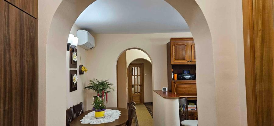 Apartament cu 4 camere decomandat în Central