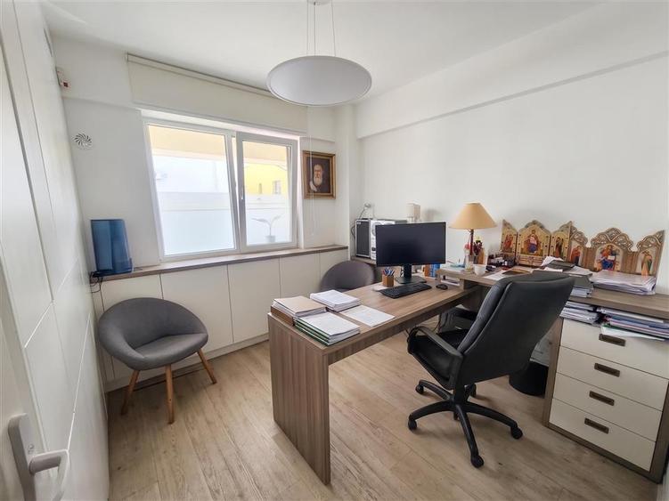 Birou, de 139.30000305176 mp, în Obcini