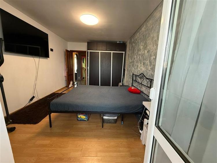 Apartament cu 3 camere decomandat, mobilat în Mircea cel Bătrân