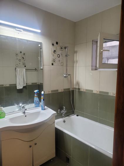 Apartament cu 3 camere decomandat, mobilat în Balada