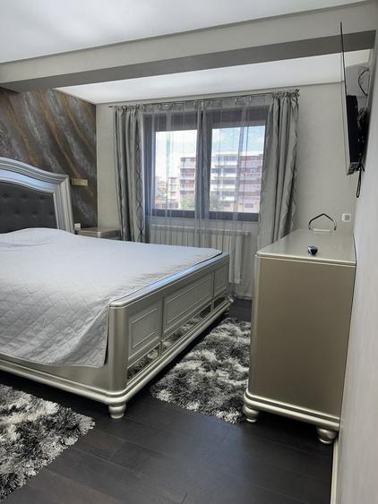 Apartament cu 3 camere decomandat în Palazu Mare
