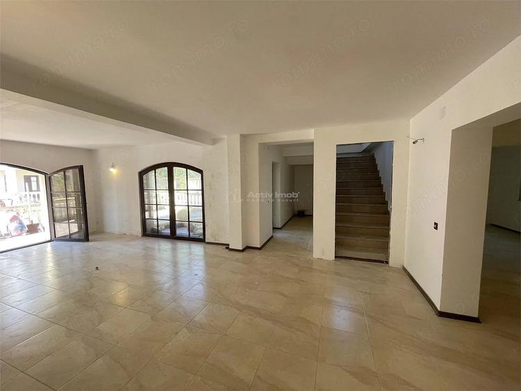 Casă cu 9 camere cu Teren 280 Mp în Petrești
