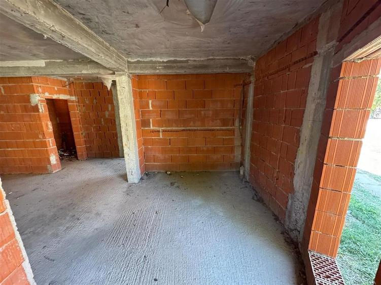 Casă cu 4 camere cu Garaj în Livada de Bihor
