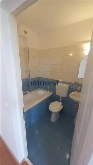 De inchiriat:Apartament gol  cu 2 camere in zona Centrala - 4