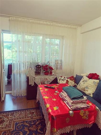 Apartament cu 3 camere decomandat în Podul de Piatră