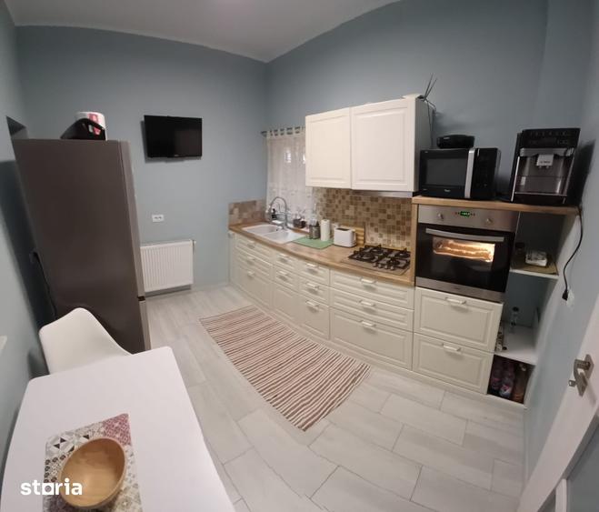 Casă cu 8 camere decomandat cu Teren 250 Mp în Nord