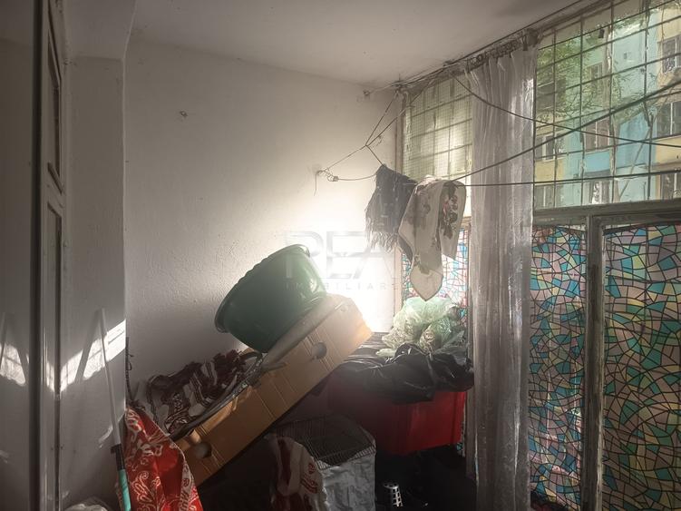 Apartament cu 3 camere semidecomandat în Berceni