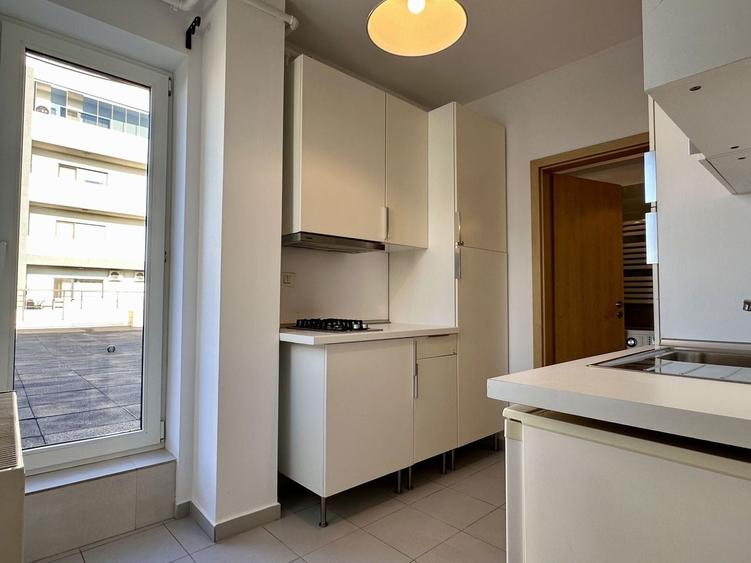 Apartament cu 4 camere semidecomandat, mobilat în Decebal