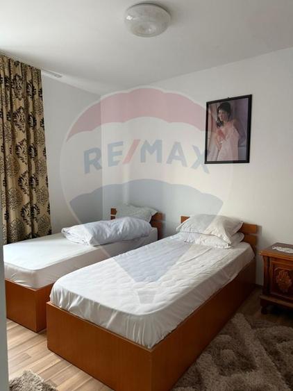 Casă cu 8 camere cu Teren 462 Mp în Central