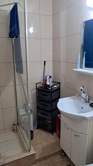 Apartament cu 3 camere semidecomandat în Podu Roș