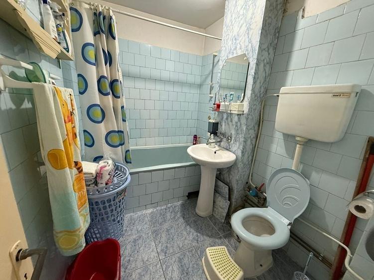 Apartament cu 3 camere semidecomandat în Rovine