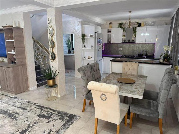 Duplex cu 5 camere cu Teren 200 Mp în Central